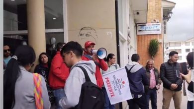 Docentes hacen plantón