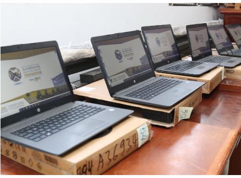 La UPTC entrega 700 computadores
